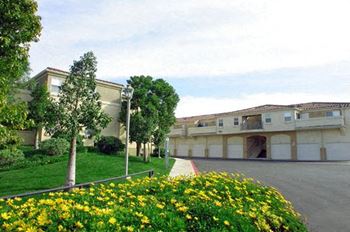 Courtyard Garden Space at Arroyo Villa Apartments, Thousand Oaks, CA, 91320