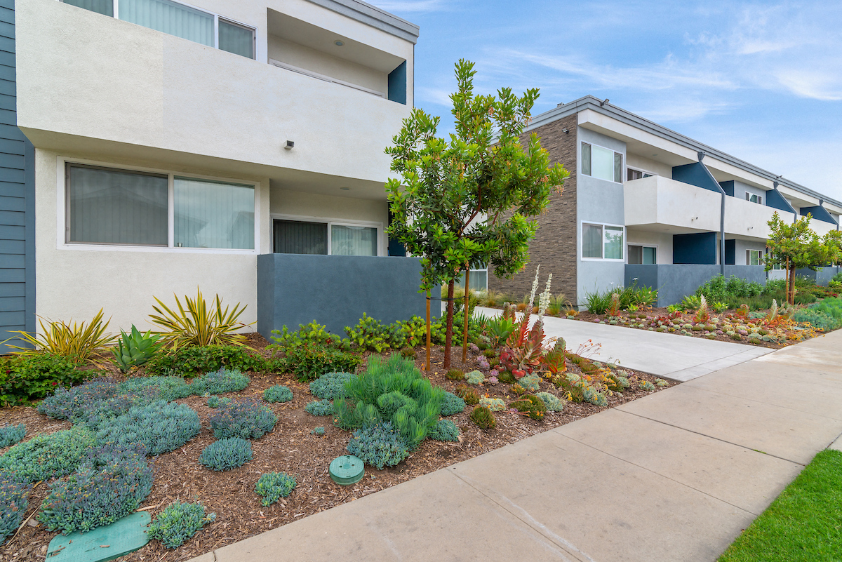 Courtyard at Park Apartments, Norwalk, CA, 90650