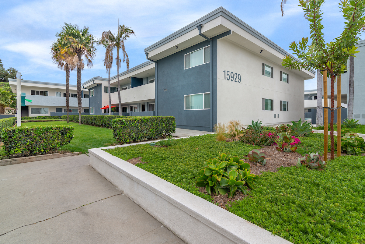Courtyard Garden at Park Apartments, Norwalk, CA, 90650