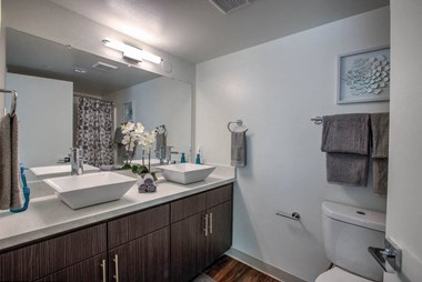 433 Midvale Ave. 4-9 Beds Apartment for Rent - Photo Gallery 2