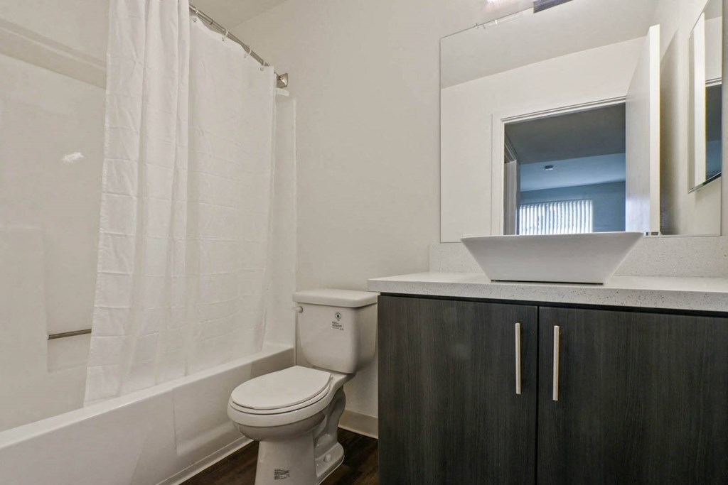 Bathroomat Alon Apartments, Los Angeles, 90034