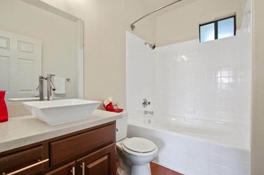 Bath areaat Darlington Apartments, Los Angeles - Photo Gallery 4