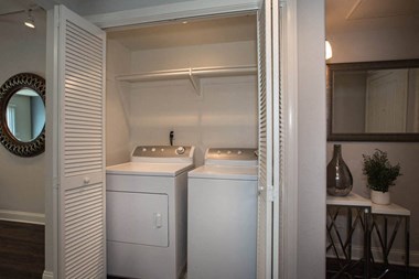 10407 Magnolia Blvd 2-3 Beds Apartment for Rent - Photo Gallery 1