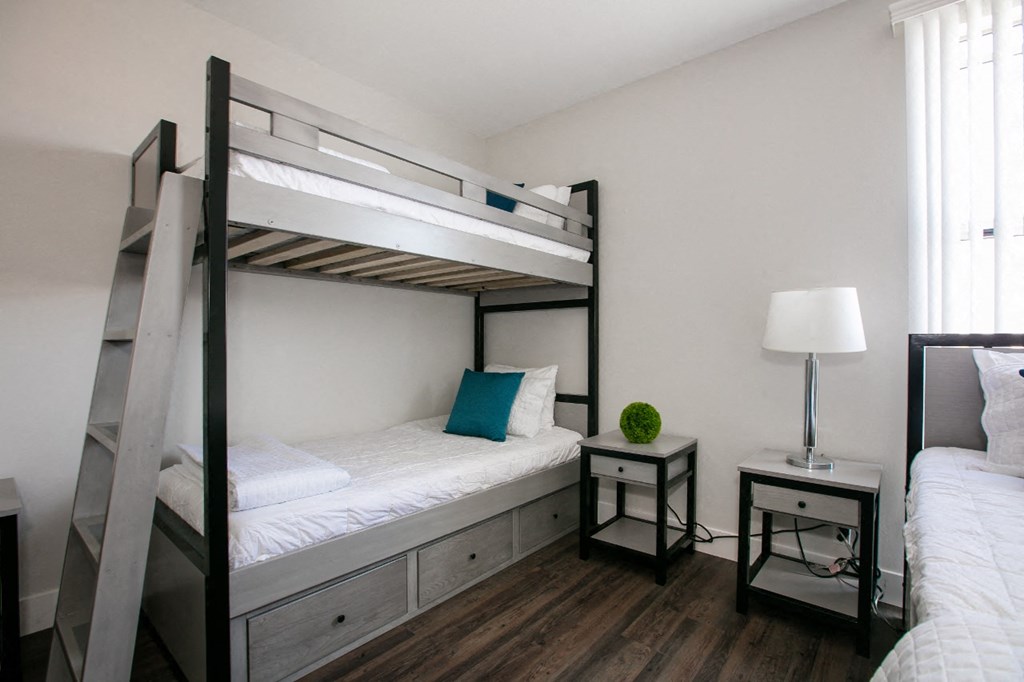 Bedroom with bunk bed at Midvale Apartments, Los Angeles