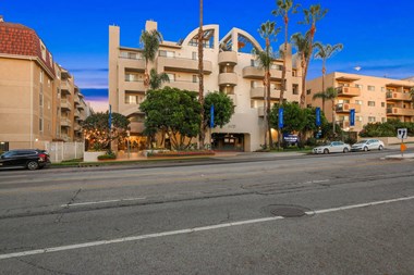 Exterior area at Palm Royale Apartments, Los Angeles, California - Photo Gallery 2