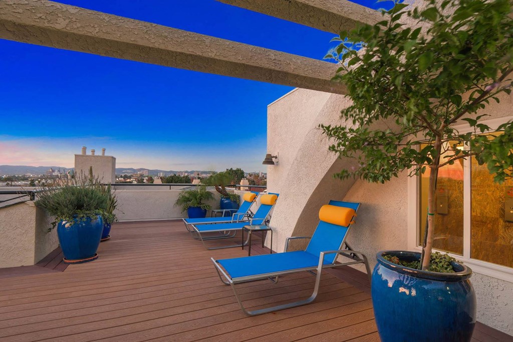 Sundeck at Palm Royale Apartments, Los Angeles, California