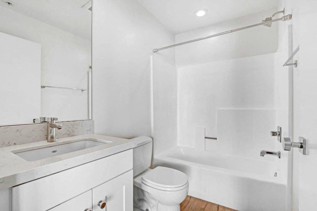 Luxurious Bathroom at The Kenmore Los Feliz, Los Angeles, California