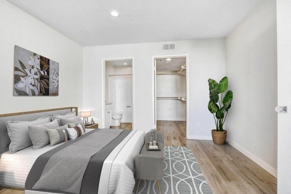 Bedroom With Closet at The Kenmore Los Feliz, California