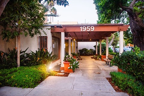 1959 Cloverfield Blvd Entrance