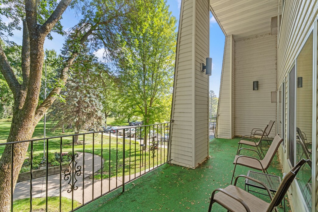 the retreat at thousand oaks apartments patio with chairs and grass