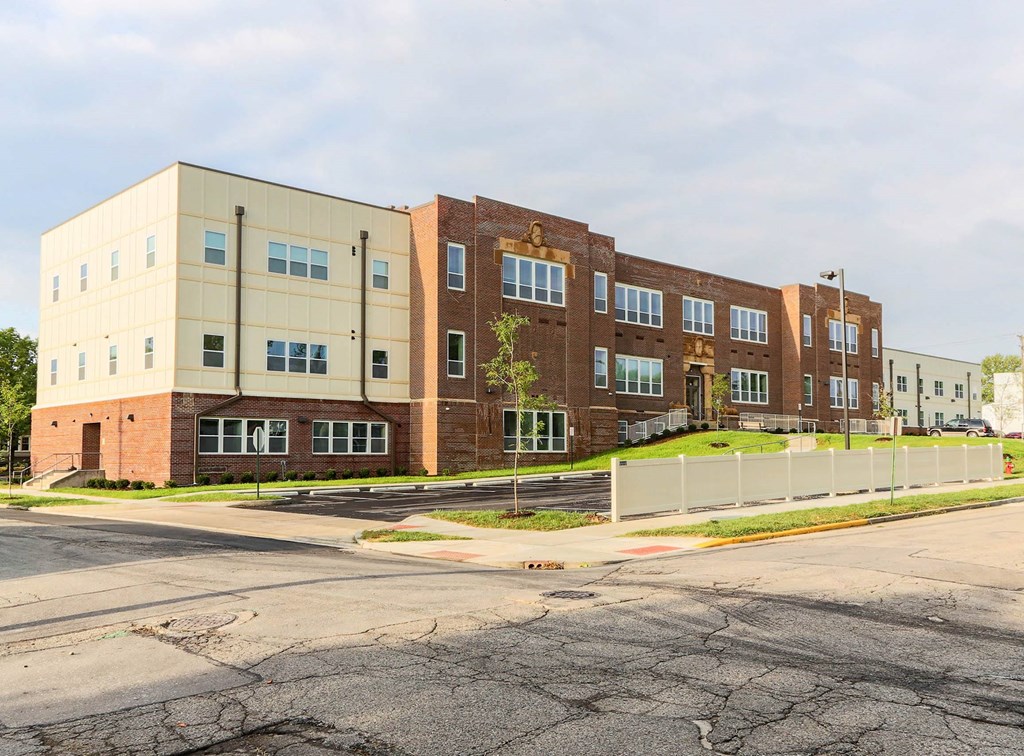 Building Exterior  at Hendricks Pointe Apts, Shelbyville, IN