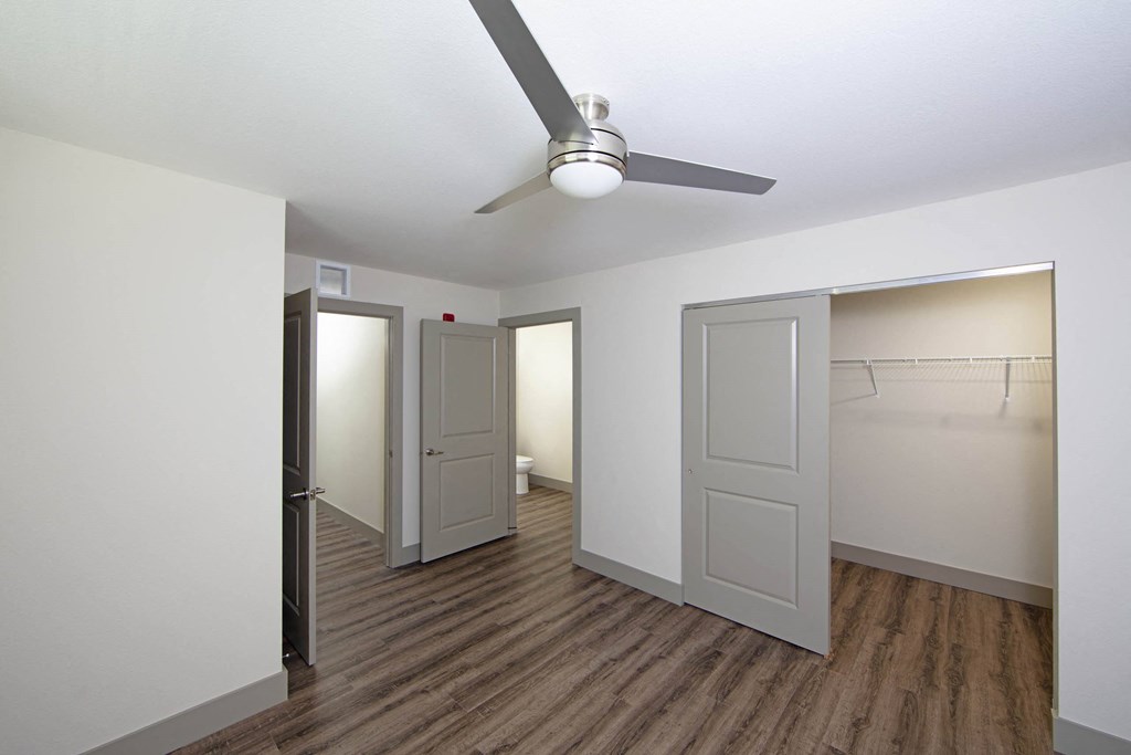 a bedroom with a ceiling fan and a closet at Gladstone Apartments, Columbus, 47201