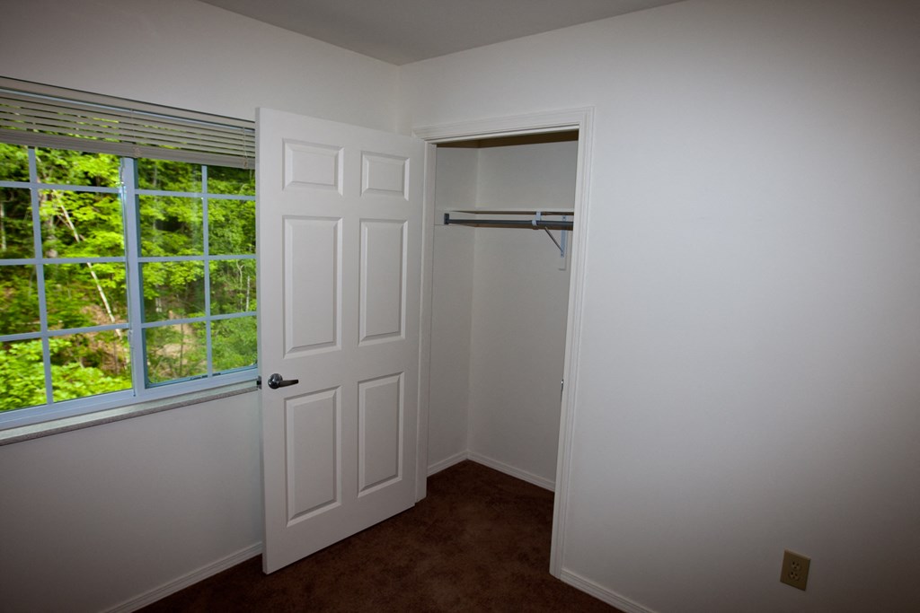 Bedroom With Closet at Hendricks Pointe Apts, Shelbyville, IN, 46176