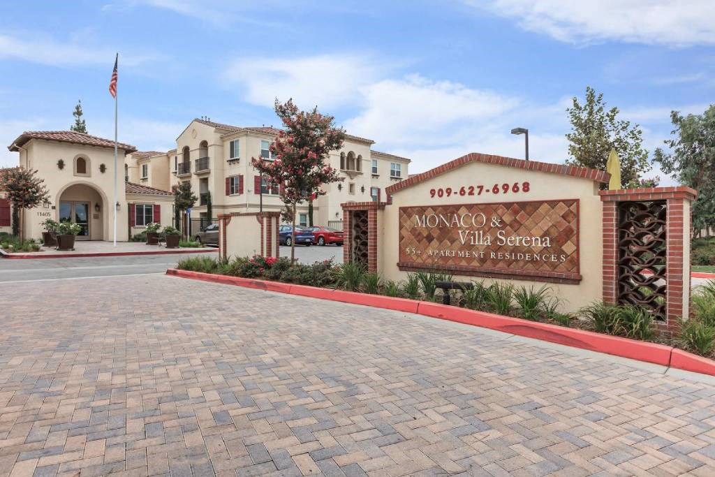 the entrance to the monroeville villa street sign in front of a