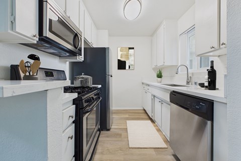 5760 Laurel Canyon 2 Beds Apartment for Rent