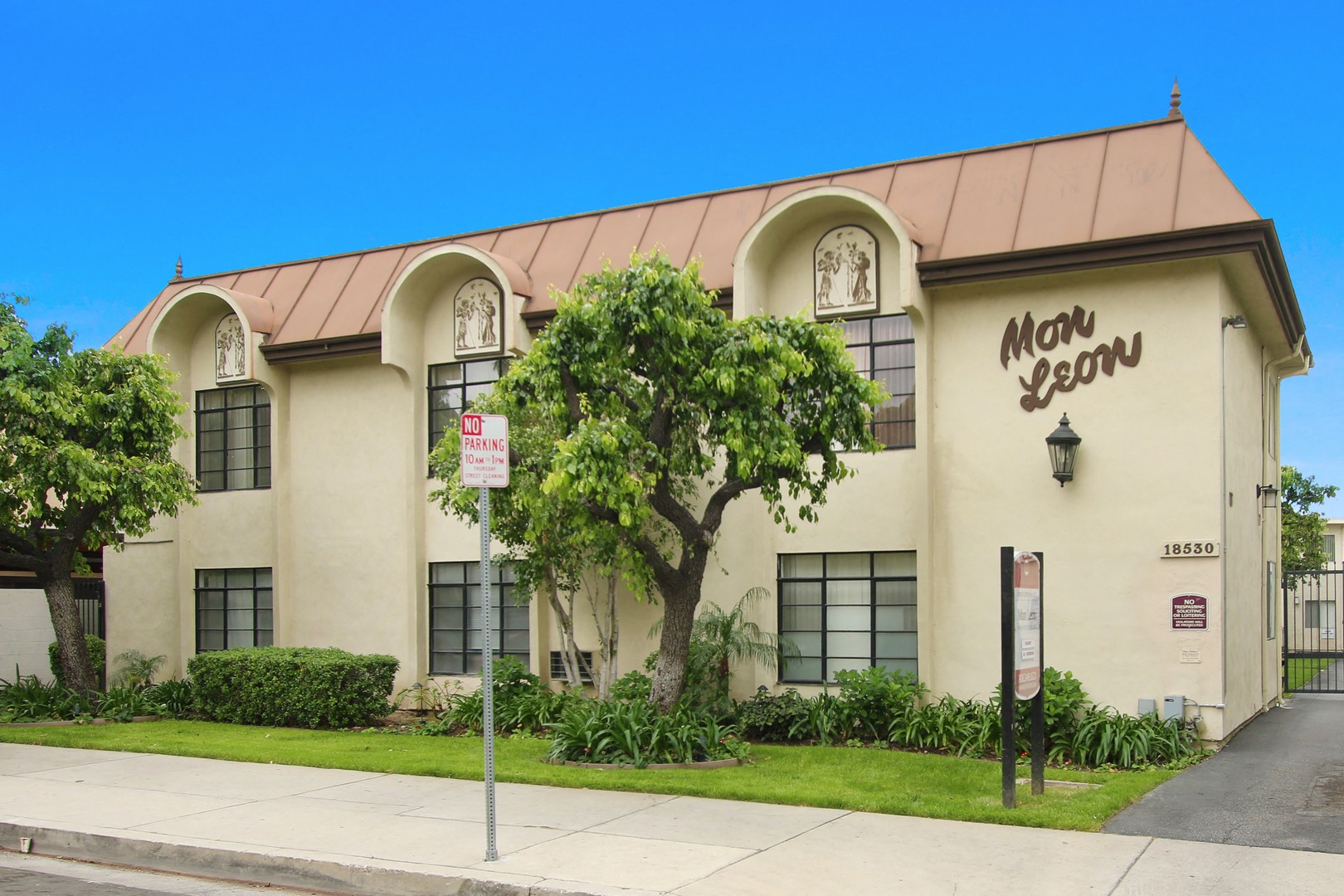 A building with a sign that says Mon Season on it.