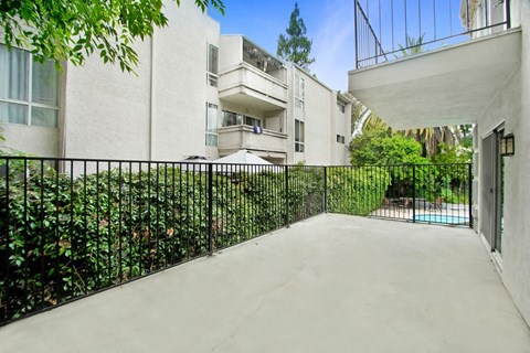 the preserve at ballantyne commons apartment balcony and pool