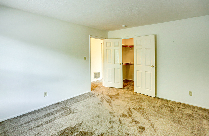 Williamsburg on the Lake Valparaiso Apartment Bedroom with access to a Closet