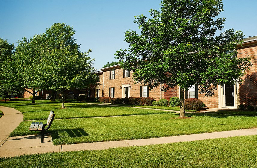 Exterior Apartment Building at Briarwood Lafayette