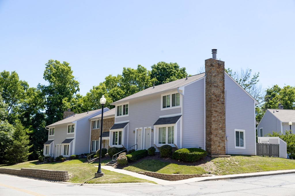 Exterior Townhome Building at Woodbridge Apartments Bloomington