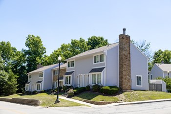 Exterior Townhome Building at Woodbridge Apartments Bloomington - Photo Gallery 16