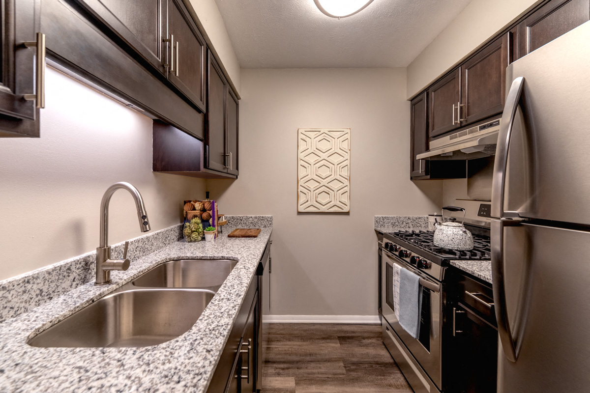 Full Kitchen at Woodbridge Apartments Bloomington