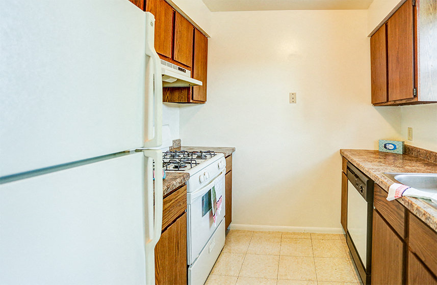 Williamsburg on the Lake Valparaiso Townhome Kitchen is Fully Equipped with Refrigerator, Stove, Dishwasher, Sink, and Cabinets
