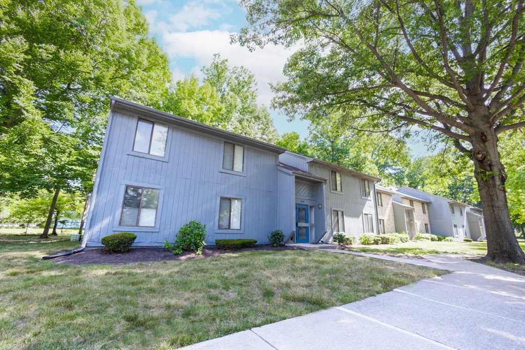 Exterior building at Woodlake Apartments