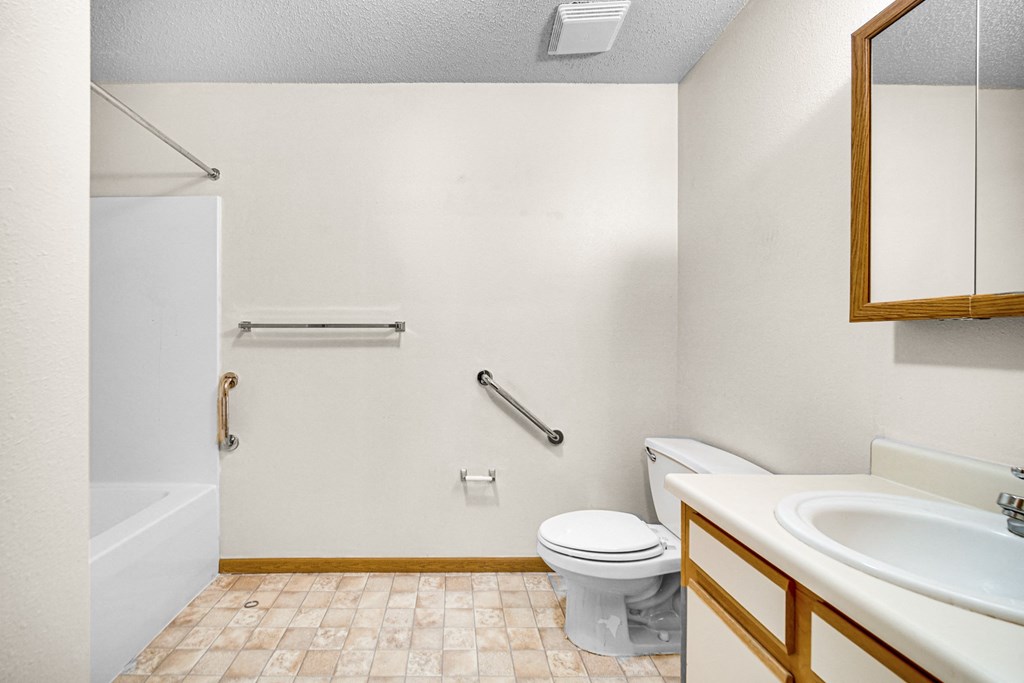 Full bathroom at Kirby Manor