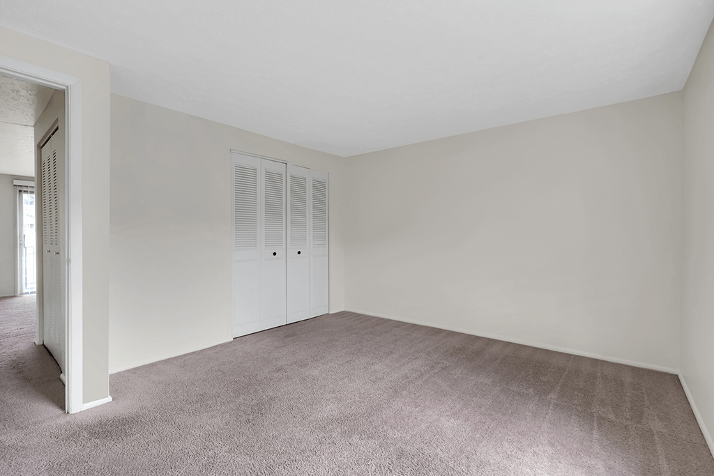 Carpeted bedroom in a 1-bed, 1-bath apartment at Mount Vernon.