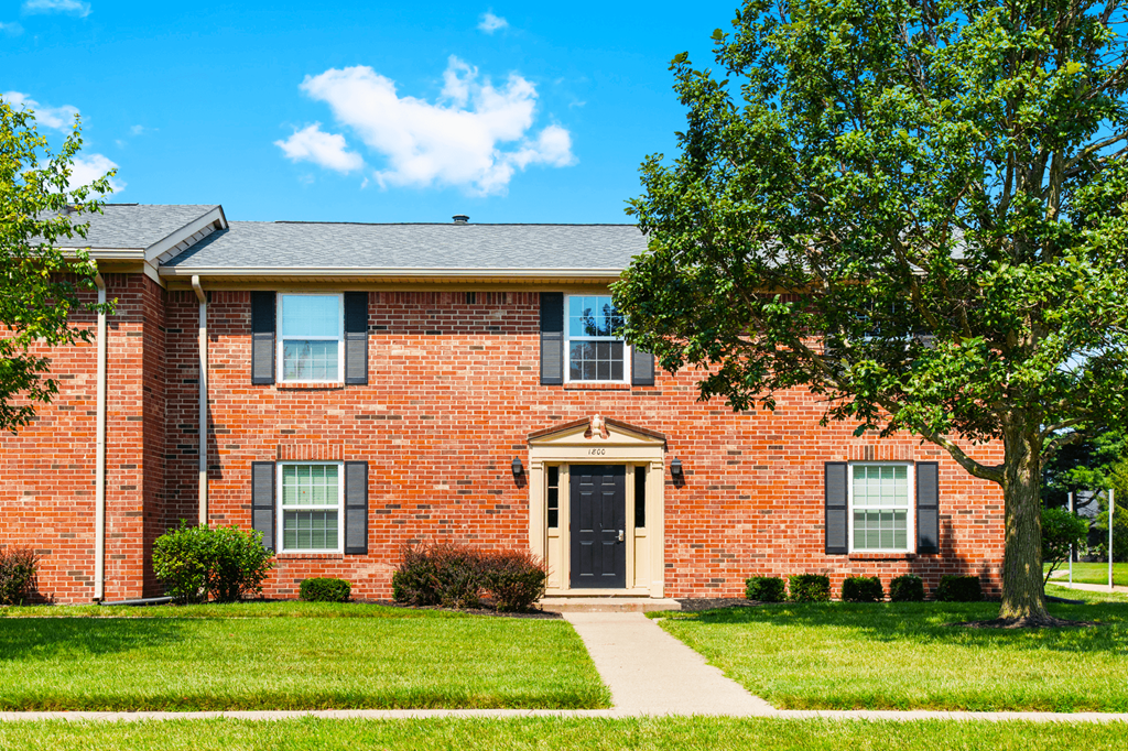 Exterior view of Briarwood Apartments in Lafayette.