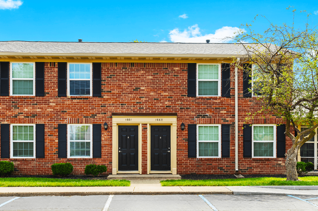 Exterior view of Briarwood Apartments in Lafayette, with parking spaces conveniently located in front.