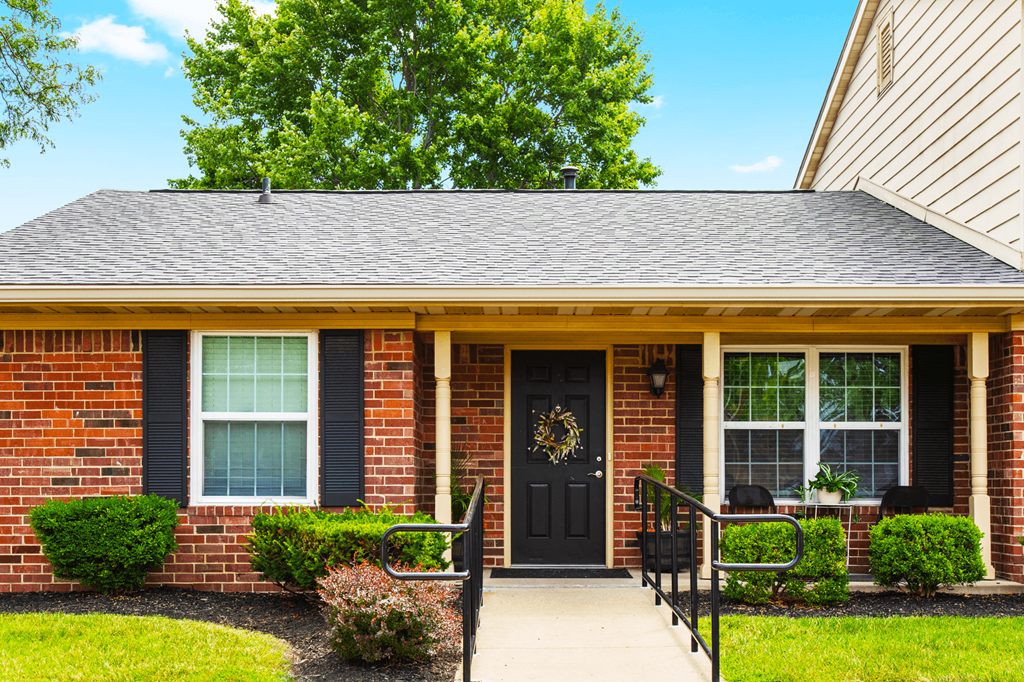 Exterior view of Briarwood Apartments in Lafayette.