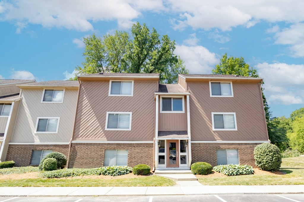 Exterior apartment building at Woodbridge Apartments