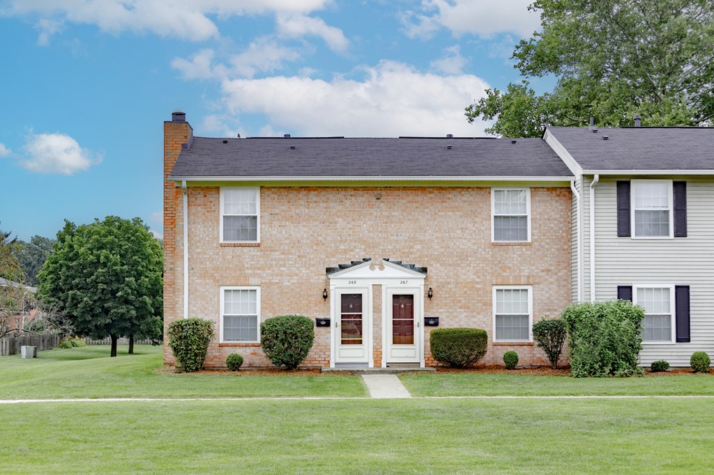 Apartment building exterior at Williamsburg on the Lake