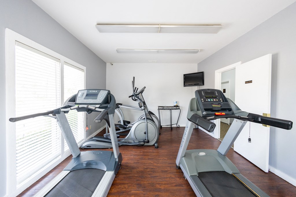Fitness center at Woodbridge Apartments