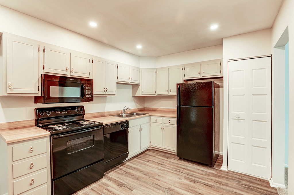 Kitchen in a classic 2-bed, 2-bath apartment at Somerset Lakes, featuring appliances, counter space, and cabinets.