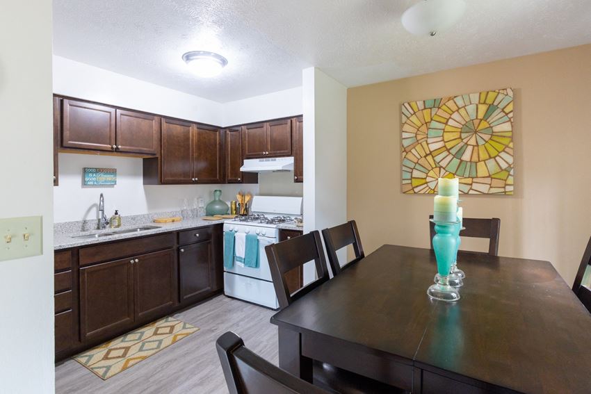 https://cdngeneral.rentcafe.com/dmslivecafe/2/4107/kitchen-dining-2-bedroom-apartment-addison-on-main.jpg?width=850&quality=80