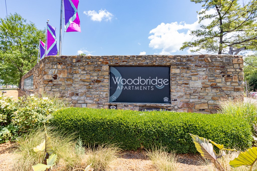 Outdoor monument sign at Woodbridge Apartments