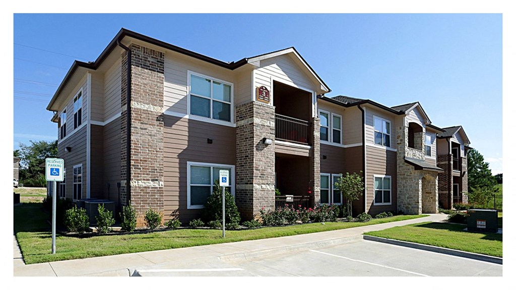 exterior picture of cypress creek apartments in Mount Pleasant