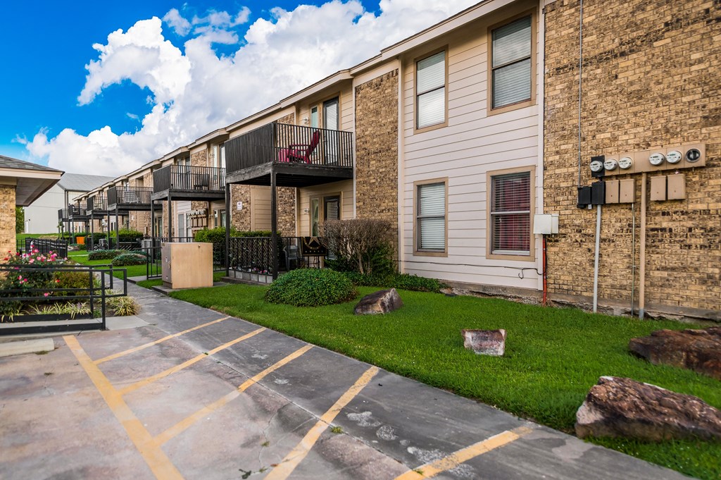 Exterior of The Corners Apartments in Sulpher Springs