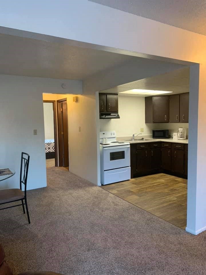 Kitchen & Eat in Kitchen Area