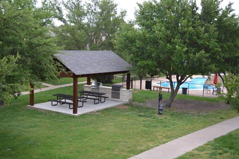 pavilion with a picnic table at Townhouse Apartments
