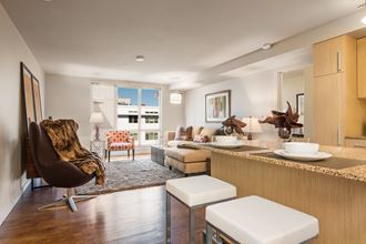 Kitchen with island and living room - Photo Gallery