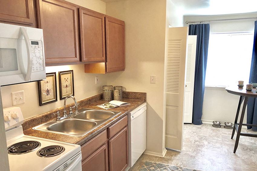 Walden Pond Apartments, 1400 A Weeping Willow Dr, Lynchburg, VA