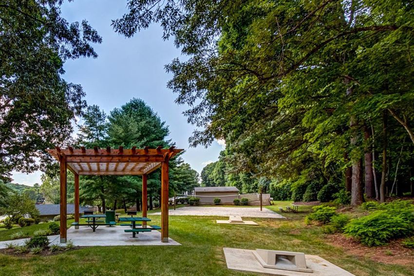 Walden Pond Apartments, 1400 A Weeping Willow Dr, Lynchburg, VA