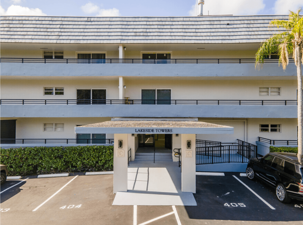 the building where the hotel is located at Lakeside @ Biscayne Gardens,North Miami, FL
