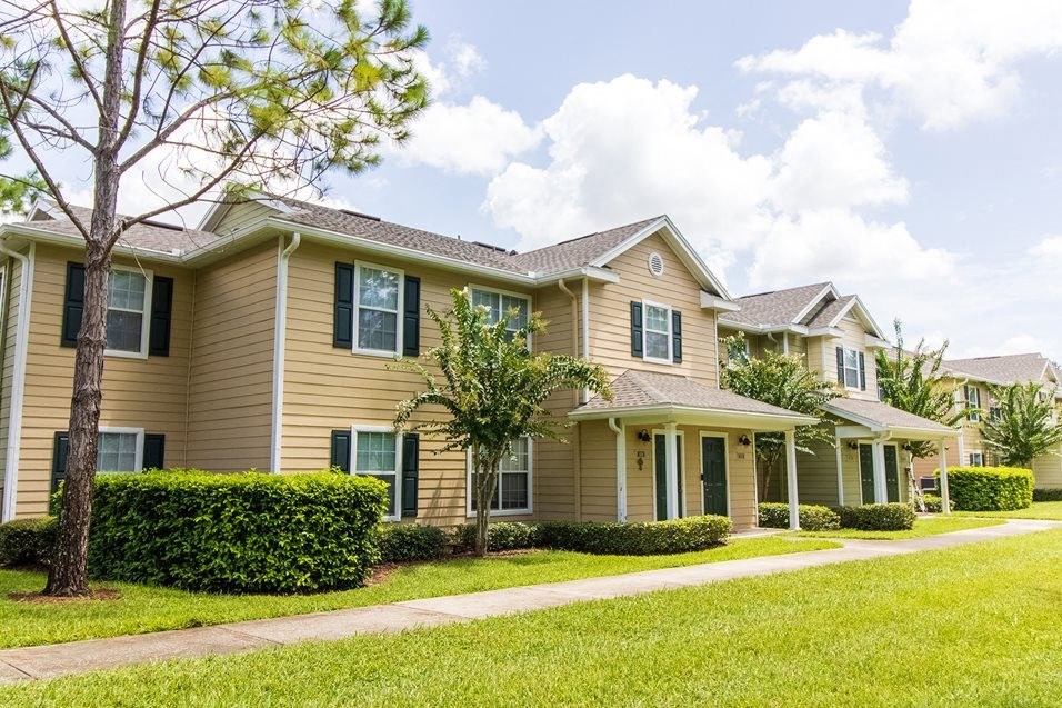 Lush Apartment exterior in Orange City Florida