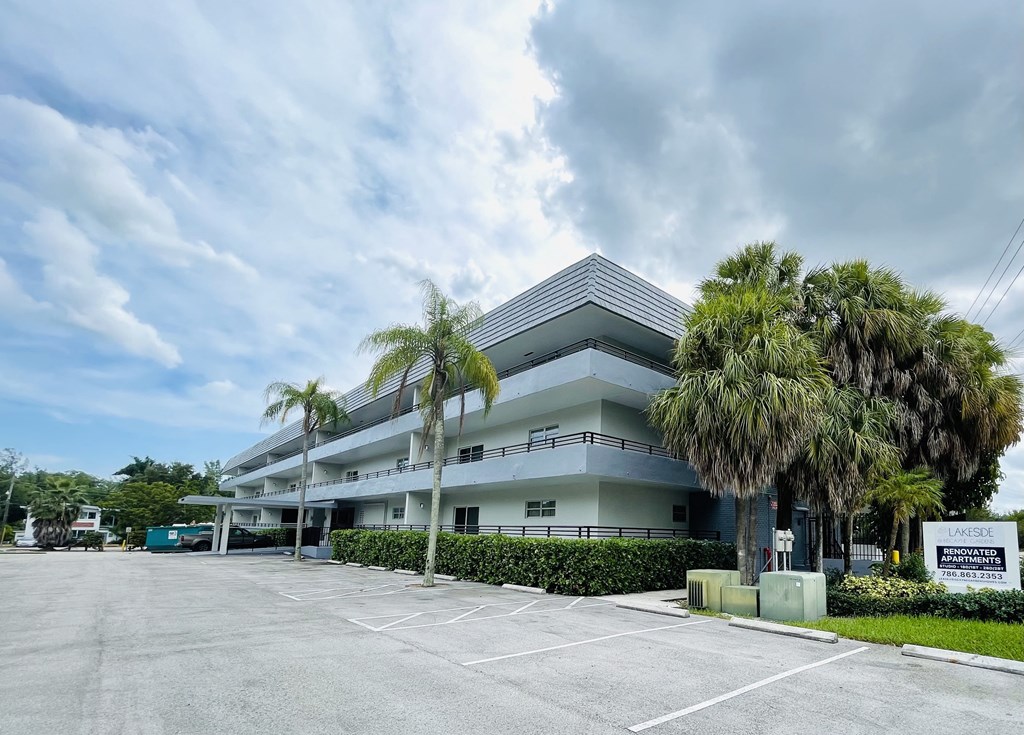 Lakeside apartment Lakeside apartment at Lakeside @ Biscayne Gardens,North Miami, FL