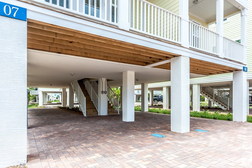 A building with a wooden roof and a sign that says 07.
